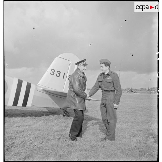 Le général de division aérienne Valin, Chef d'état-major de l'armée de l'Air, et le commandant du Wing 145, Dupérier (FAFL).