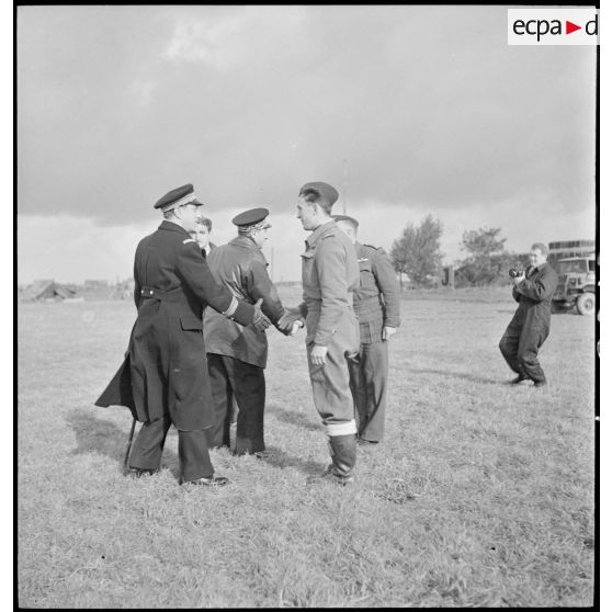 Le général de la division Valin, chef d'état-major de l'armée de l'Air, rencontre les officiers du Wing 145.