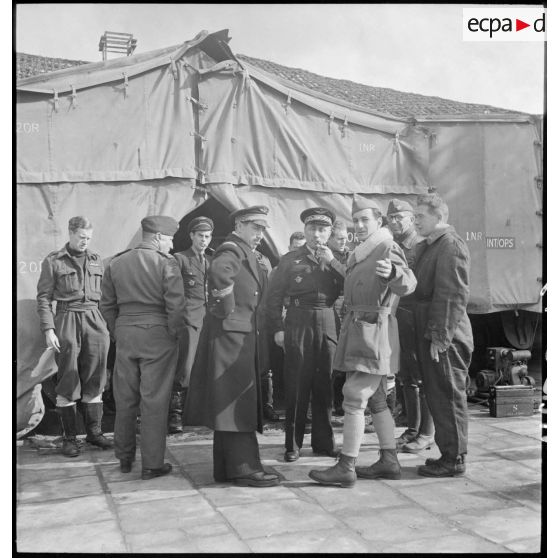 Le général de la division Valin, chef d'état-major de l'armée de l'Air, rencontre les officiers du Wing 145.