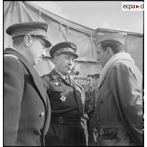 Le général de la division Valin, chef d'état-major de l'armée de l'Air, rencontre les officiers du Wing 145.