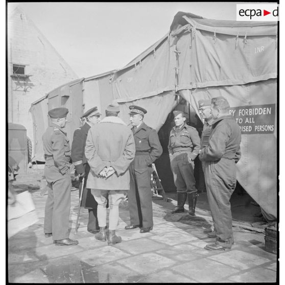 Visite du général de division aérienne Valin, chef d'état-major de l'armée de l'Air, aux groupes de chasse du Wing 145.