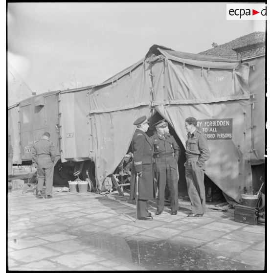 Visite du général de division aérienne Valin, chef d'état-major de l'armée de l'Air, aux groupes de chasse du Wing 145.