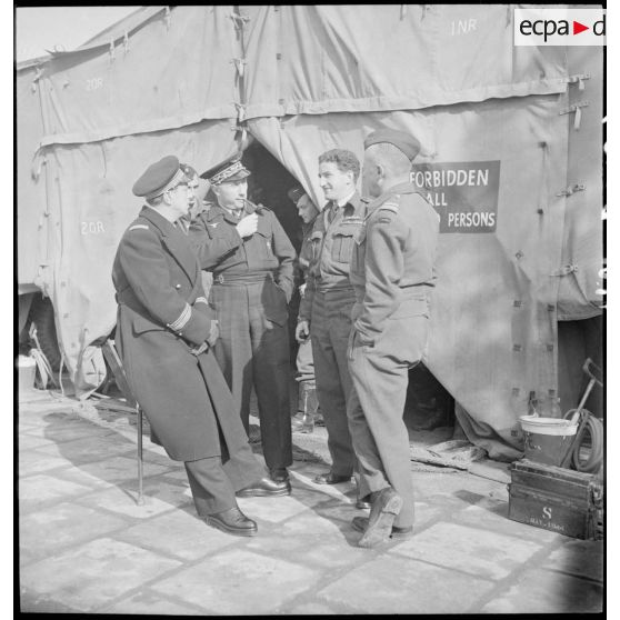 Visite du général de division aérienne Valin, chef d'état-major de l'armée de l'Air, aux groupes de chasse du Wing 145.