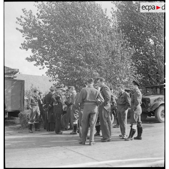 Visite du général de division aérienne Valin, chef d'état-major de l'armée de l'Air, aux groupes de chasse du Wing 145.