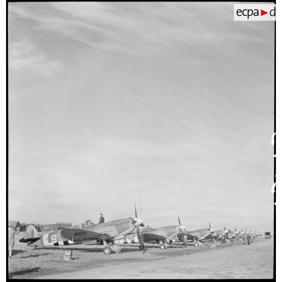 Des avions de chasse Spitfire sont parés au décollage.