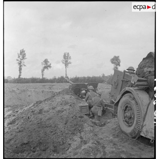 Une batterie canadienne sur le front belge.