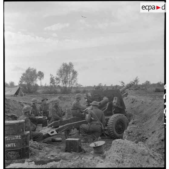 Une batterie canadienne sur le front belge.