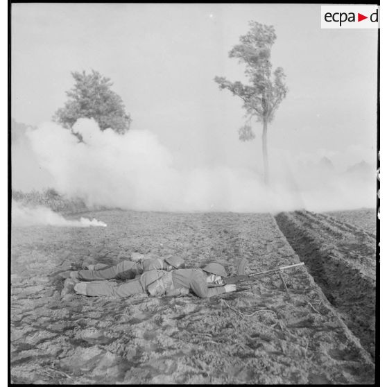 Des fantassins canadiens dans des nuages fumigène.