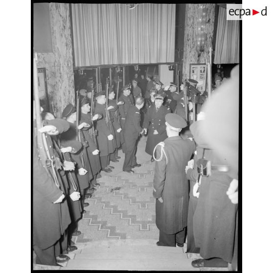 Arrivée du Général Valin, chef de l'état-major de l'Air, au théâtre le Paramount, à Paris.