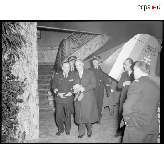 Arrivée de Charles Tillon, ministre de l'Air, aux côtés du Colonel Laganne, au théâtre le Paramount, à Paris.