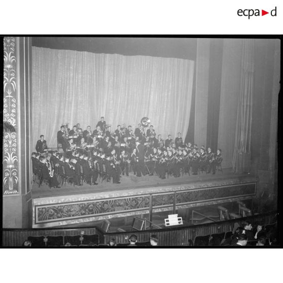 La musique de l'Air joue la Marseillaise au théâtre le Paramount, à Paris, à l'occasion du "Gala des Ailes".