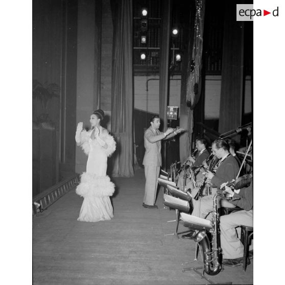 Joséphine Baker pendant son tour de chant sur la scène du théâtre le Paramount à Paris à l'occasion du gala des Ailes.