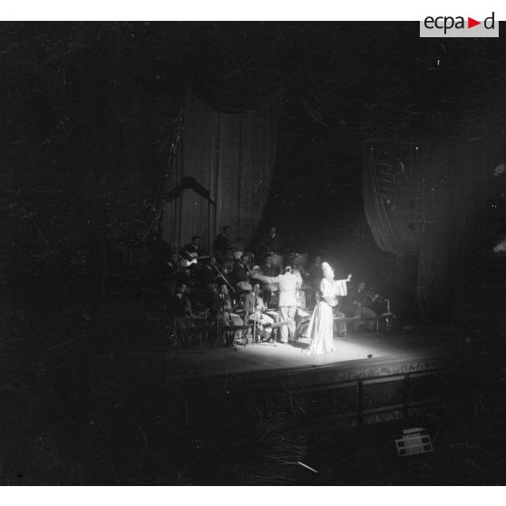 Joséphine Baker sur la scène du théâtre le Paramount, à Paris, à l'occasion du "Gala des Ailes.