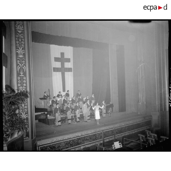 Joséphine Baker sur la scène du théâtre le Paramount, à Paris, à l'occasion du "Gala des Ailes".