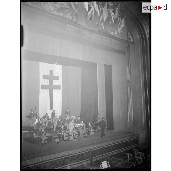 Joséphine Baker sur la scène du théâtre le Paramount, à Paris, à l'occasion du "Gala des Ailes.