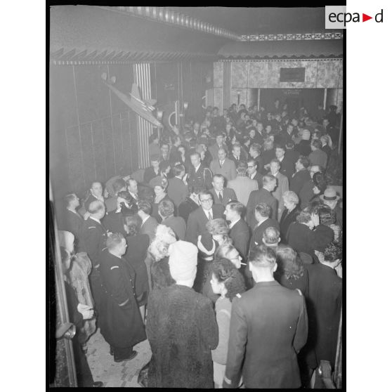 Aspect du foyer pendant l'entracte du spectacle de Joséphine Baker au théâtre le Paramount, à Paris.