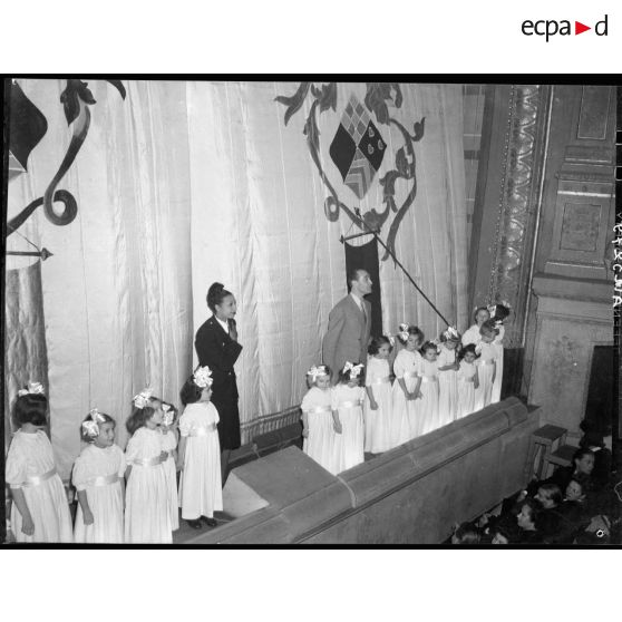 Au théâtre Antoine, à Paris, à l'occasion d'un gala de bienfaisance, Joséphine Baker et Jean Tranchant mettent aux enchères le "parachutiste en or