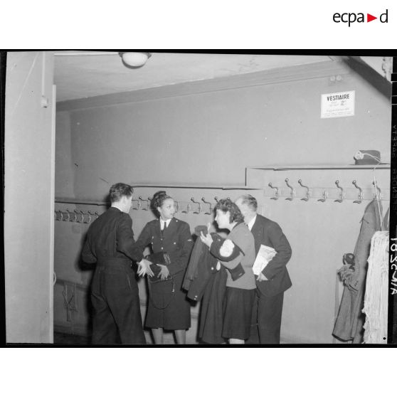 Arrivée de Joséphine Baker au théâtre Antoine, à Paris, à l'occasion d'un gala de bienfaisance.