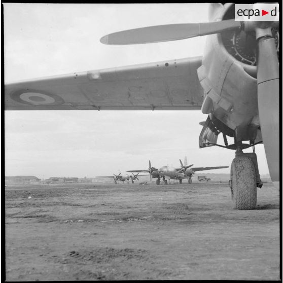 Gros plan sur l'hélice et l'aile droite d'un avion Martin B-26 Marauder stationné sur un terrain d'aviation.