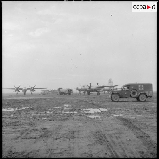 Des avions Martin B-26 Marauder stationnent sur un terrain d'aviation.