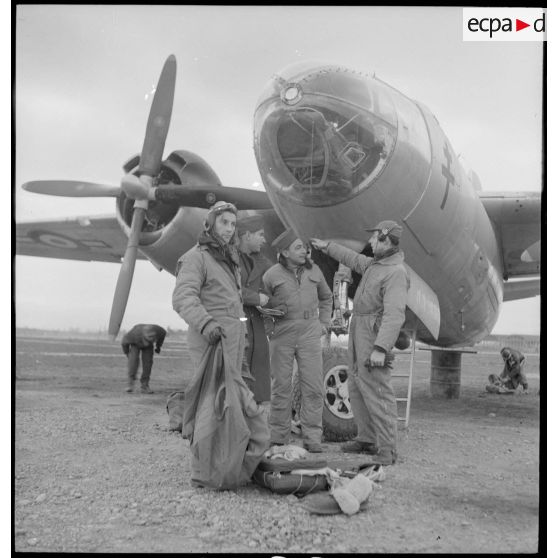 Au retour de la mission, les équipages des Martin B-26 Marauder échangent leurs premiers commentaires sur le vol.