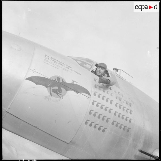 Un pilote à bord de son Martin B-26 Marauder s'apprête à décoller.