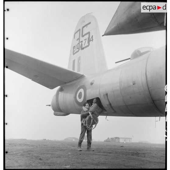 Un mitrailleur prend place à bord d'un Martin B-26 Marauder avant le départ en mission.