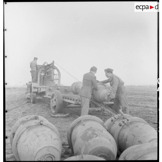 Chargement de bombes sur un chariot par des prisonniers de guerre allemands.