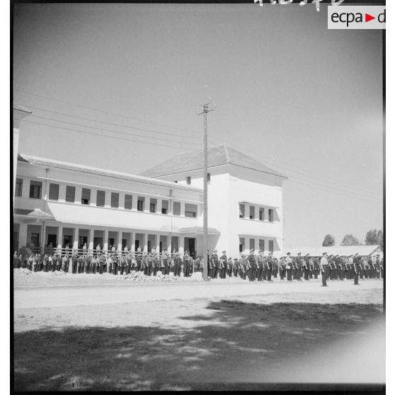 Elèves au garde à vous devant l'entrée de l'école de Fez.