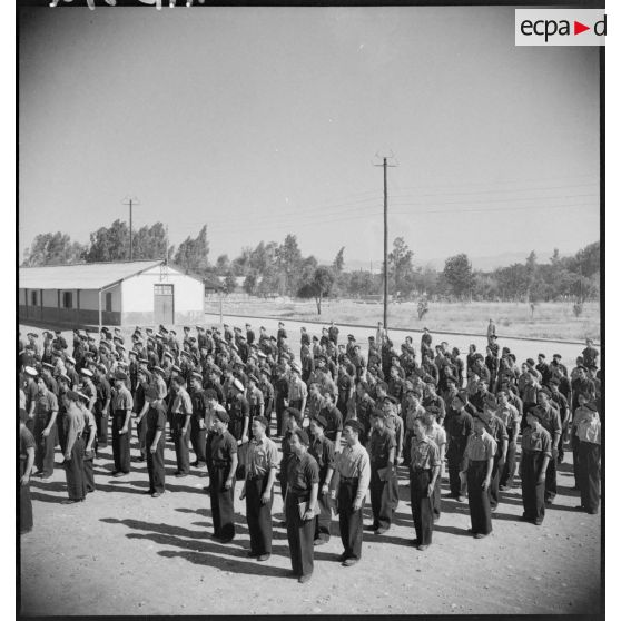 Elèves au garde à vous devant l'entrée de l'école de Fez.