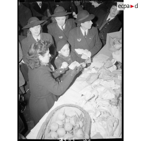 Distribution du goûter aux enfants par les femmes de l'Air au Palais des sports à Paris.