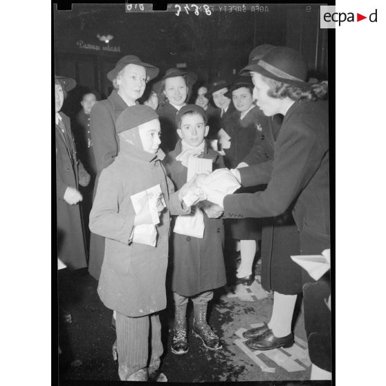 Distribution du goûter aux enfants par les femmes de l'Air au Palais des sports à Paris.