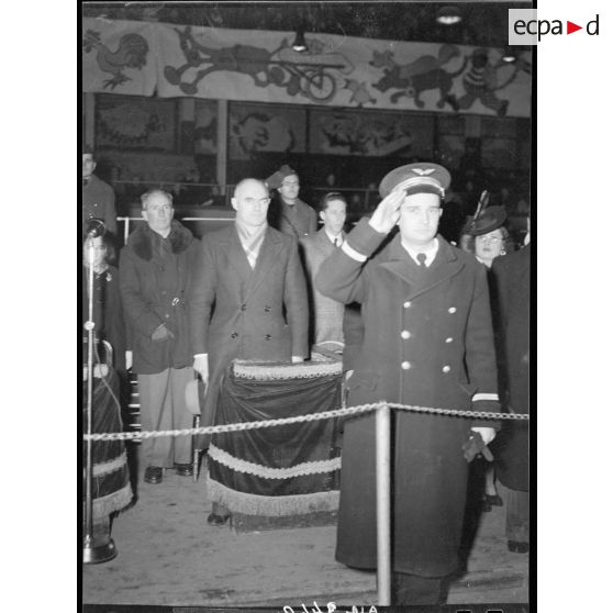 La tribune officielle pendant l'exécution de la Marseillaise au Palais des sports à Paris.