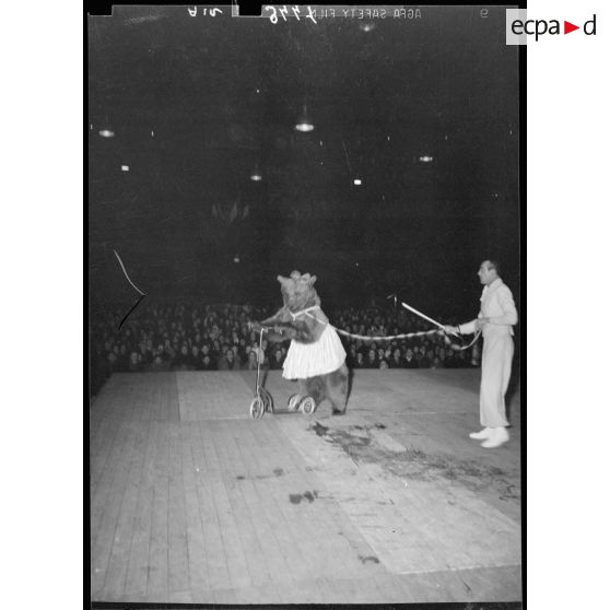 Spectacle donné au Palais des sports à Paris pour les enfants de l'Air.