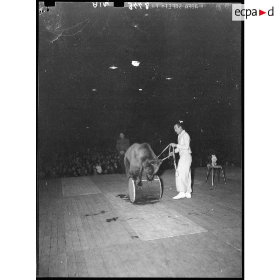 Spectacle donné au Palais des sports à Paris pour les enfants de l'Air.