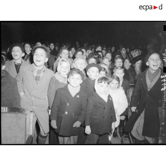 Jovialité des enfants de l'Air assistants au spectacle donné au Palais des sports à Paris.