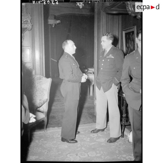 Entretien du général Valin avec un officier américain au cercle Jean Maridor.