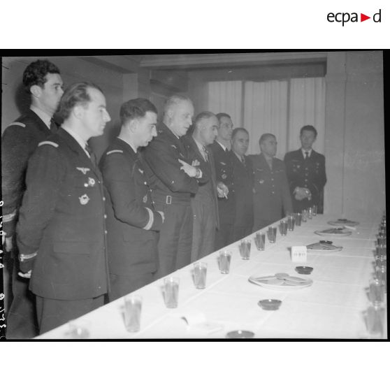 Charles Tillon, le général Bouscat, le lieutenant-colonel Pouyade et les pilotes du groupe Normandie-Niemen sont rassemblés autour d'une table au ministère de l'Air à Paris.