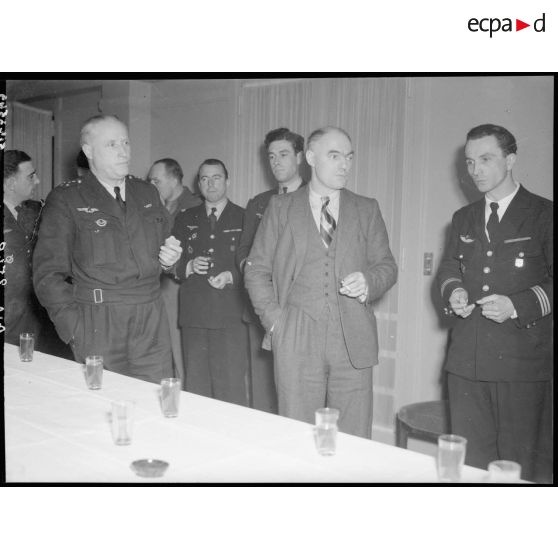 Charles Tillon, le général Bouscat, le lieutenant-colonel Pouyade et les pilotes du groupe Normandie-Niemen sont rassemblés autour d'une table au ministère de l'Air à Paris.