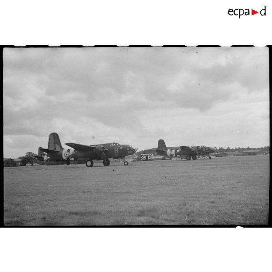 Stationnement d'avions appartenant au groupe de bombardement Lorraine sur un terrain d'aviation.