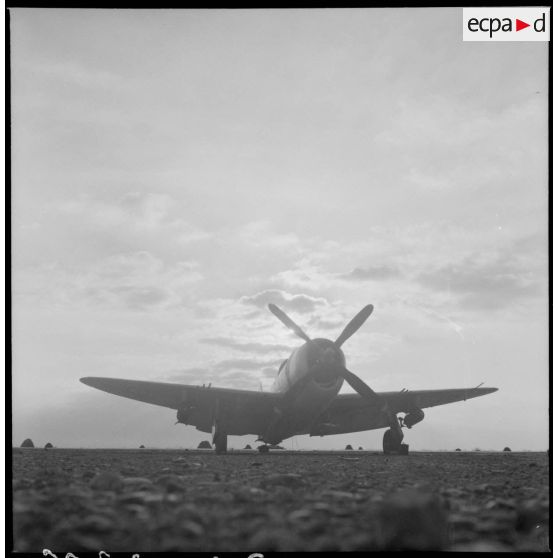 Décollage d'un P-47 au crépuscule.