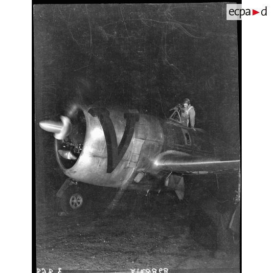 P-47 au roulage de nuit.