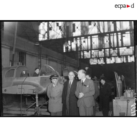 Charles Tillon visite un atelier de l'usine aéronautique des Mureaux en compagnie du directeur de l'usine.