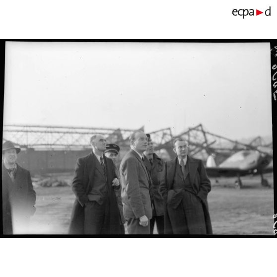 Charles Tillon assiste aux essais des appareils terminés sur le terrain d'aviation des Mureaux.