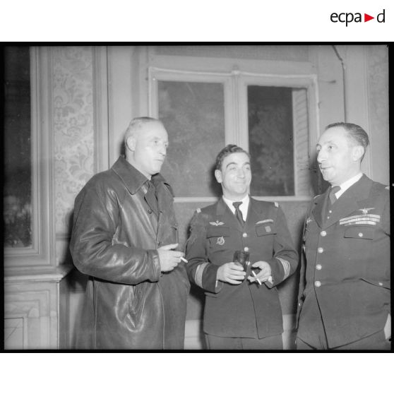 Le général d'armée aérienne René Bouscat, le commandant Pierre Pouyade et le général de brigade aérienne Martial Valin en discussion.