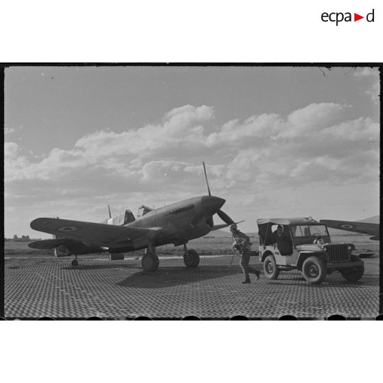 Décollage d'un chasseur Curtiss P-40 Warhawk.