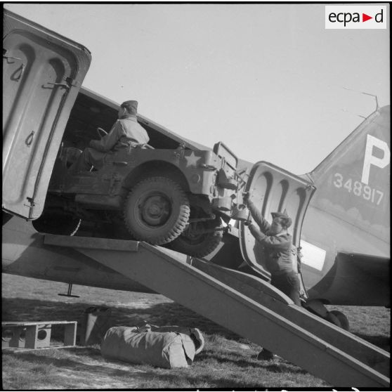 Chargement d'une jeep à bord d'un Douglas C-47.