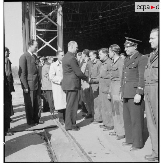 Présentation du personnel de Biscarosse au ministre de l'Air.