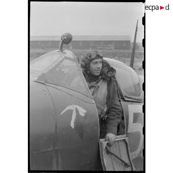 Un pilote et son Spitfire.