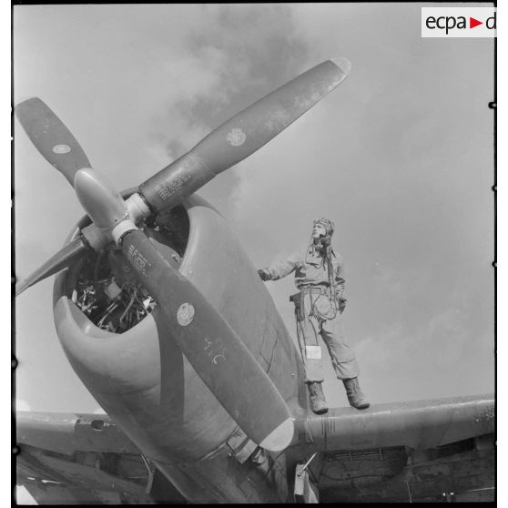 Un pilote sur son P-47 Thunderbolt.